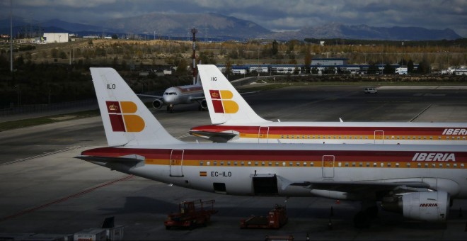 Aviones de Iberia estacionados en el aeropuerto barcelonés de El Prat. REUTERS / Susana Vera