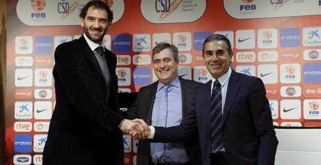 El seleccionador nacional de baloncesto, Sergio Scariolo (d), ha ampliado este viernes cuatro años más su contrato. /EFE
