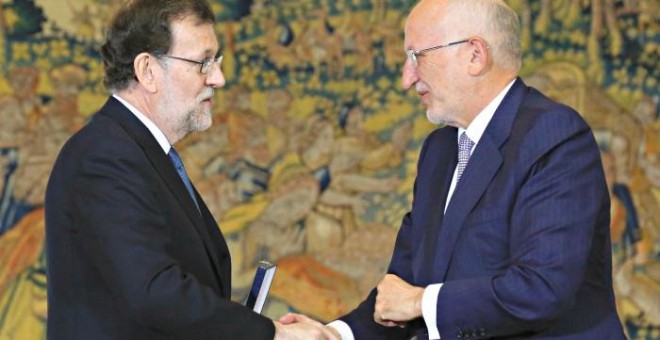 Mariano Rajoy entrega la Medalla de Oro del Mérito al Trabajo a Juan Roig. EFE