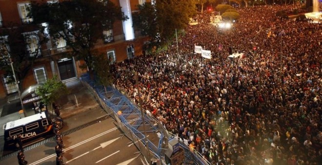 Miles de manifestantes frente al Congreso de los Diputados durante una de las protestas de Rodea el Congreso en 2012.-REUTERS