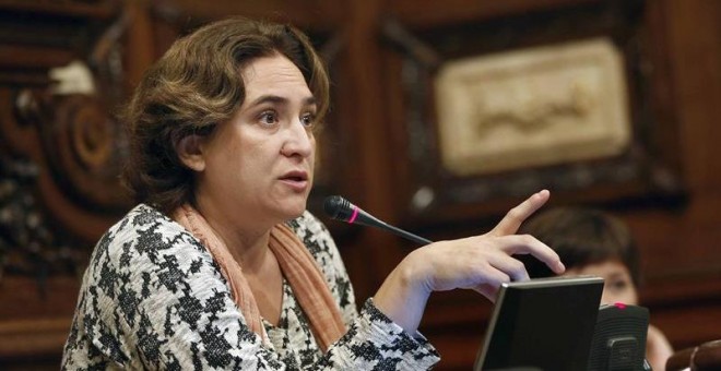 La alcaldesa del Ayuntamiento de Barcelona, Ada Colau, durante la celebración del pleno ordinario del mes de octubre./ EFE