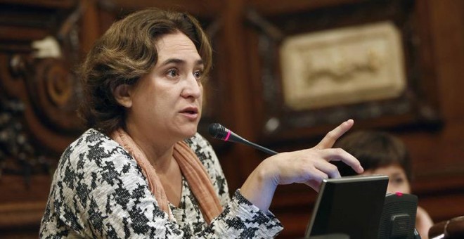 La alcaldesa del Ayuntamiento de Barcelona, Ada Colau, durante la celebración del pleno ordinario del mes de octubre./ EFE