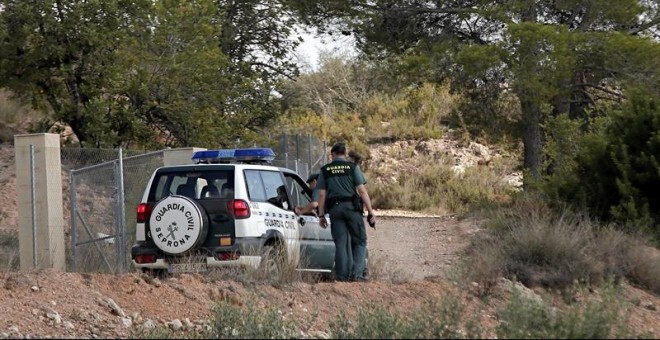 Agentes de la Guardia Civil recorren el camino de acceso al lugar donde agentes del Servicio de Protección de la Naturaleza (Seprona) han localizado, en el fondo de una profunda sima, el cadáver desnudo de una joven en las inmediaciones de la localidad va