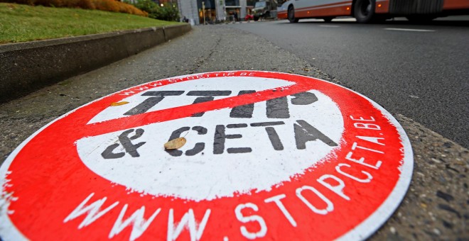 Una pancarta en la que se lee ' STOP TTIP CETA' frente a la sede de la UE en Bruselas, Bélgica. / REUTERS