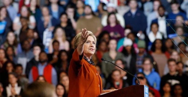 La candidata a la presidencia de EEUU por el partido Demócrata Hillary Clinton habla en un acto de campaña este jueves, en el Coliseo del Centro de Veteranos Lawrence Joel en Winston-Salem (EEUU).  / EFE