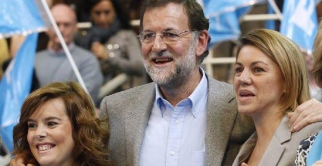 El presidente del Gobierno, Mariano Rajoy, junto a su número dos en el Ejecutivo, Soraya Sáenz de Santamaría (d), y en el PP, María Dolores de Cospedal. Archivo REUTERS