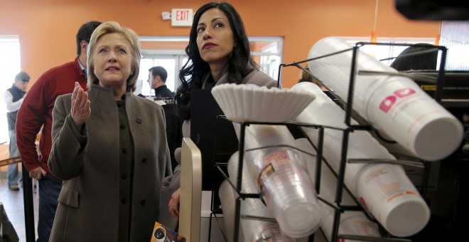 Hillary Clinton y Huma Abedinen un Dunkin' Donuts en Manchester, New Hampshire. / REUTERS