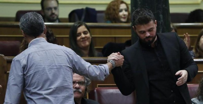 El portavoz adjunto de ERC en el Congreso, Gabriel Rufián, saluda al diputado de EH Bildu, Oskar Matute, durante el debate de investidura en el Congreso hoy en Madrid. / EFE