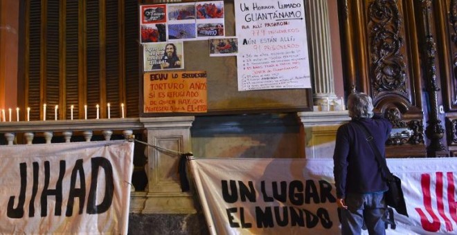 Carteles y mensajes de apoyo a Jihad Diyab junto al Ministerio de Exteriores de Uruguay. - AFP