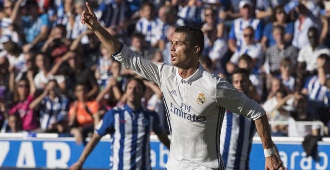El delantero portugués del Real Madrid Cristiano Ronaldo celebra uno de los goles anoatdos ante el Alavés. - EFE