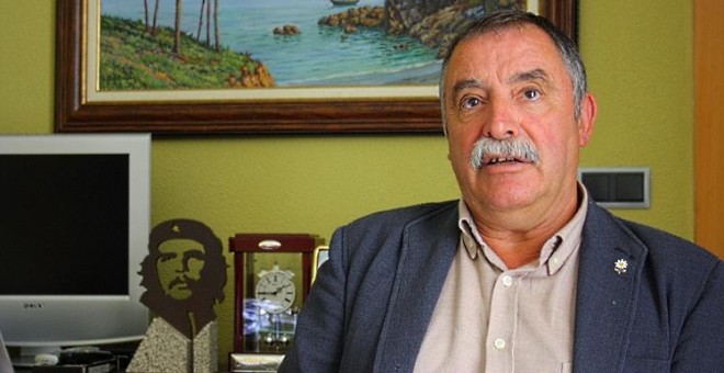 Ángel García Seoane, alcalde de Oleiros, en su despacho del Ayuntamiento. JUAN DE OLIVER