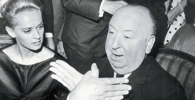 Alfred Hitchcock haciendo una seña en referencia a su película “Los Pájaros”. / EFE