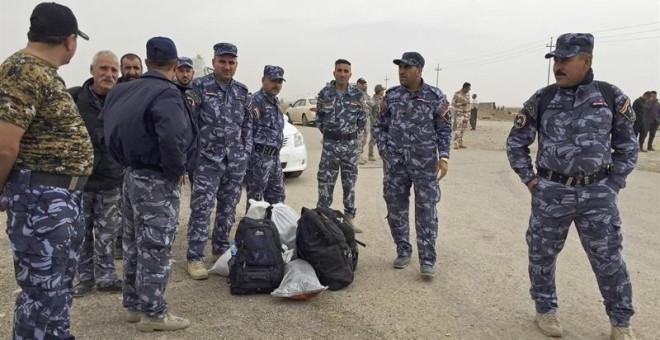 Policias iraquíes en el checkpoint de Bartala esperan para ser enviados como refuerzos a Mosul. /EFE