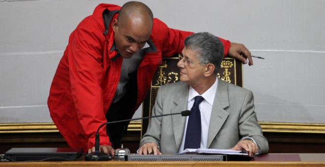 El presidente de la Asamblea Nacional, Henry Ramos Allup, charla con el diputado del Partido Socialista Unido de Venezuela, Héctor Rodríguez. - REUTERS