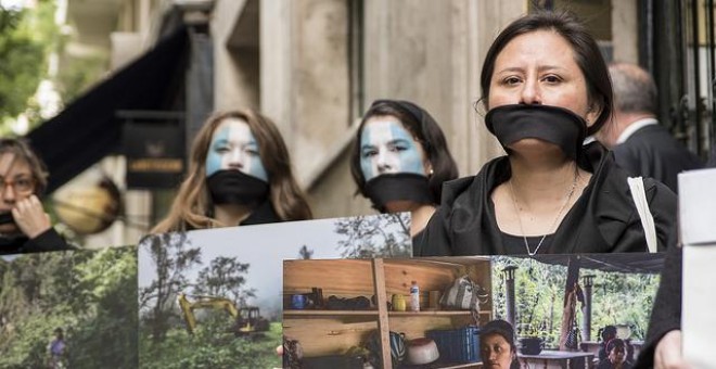 Activistas de Alianza por la Solidaridad y Amigos de la Tierra, frente a la embajada de Guatemala en Madrid / Sara Plaza