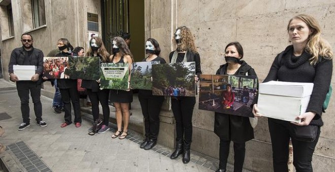 Activistas ante la embajada de Guatemala / Amigos de la Tierra