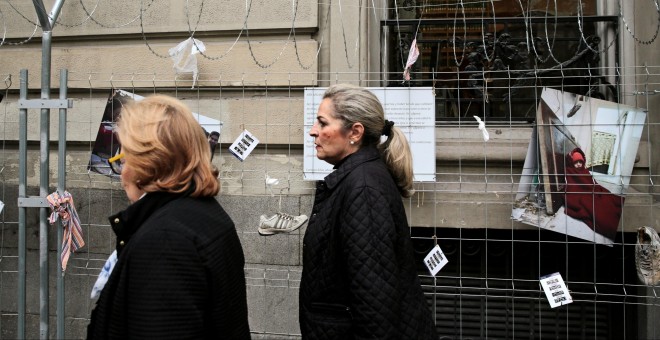 Dos mujeres paseando paseado por Madrid. / REUTERS