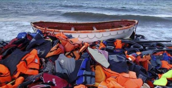 Chalecos salvavidas utilizados por los migrantes para cruzar el Mediterráneo. / EFE
