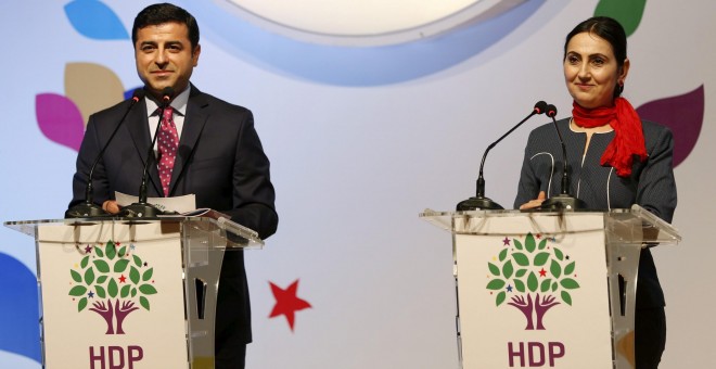 Los co-presidentes del Partido Democrático de los Pueblos (HDP), Selahattin Demirtas y Figen Yuksekdag. REUTERS/Murad Sezer