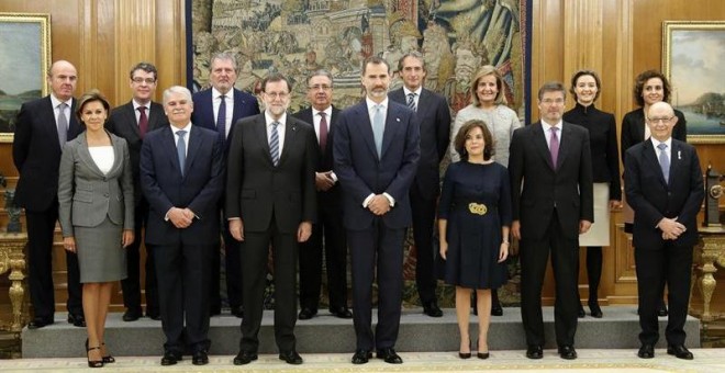 Los ministros del nuevo Gobierno posan junto al presidente Rajoy y al rey Felipe VI. /EFE