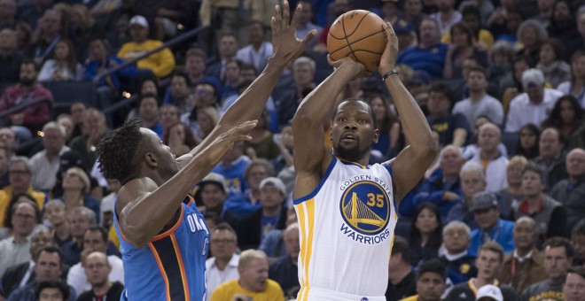 Kevin Durant lanza a canasta ante Jerami Grant. /REUTERS