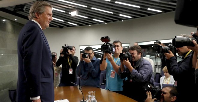 El ministro de Educación, Cultura y Deporte y nuevo portavoz del Gobierno, Íñigo Méndez de Vigo, poco antes de su primera comparecencia ante los medios tras la reunión del Consejo de Ministros. EFE/Chema Moya