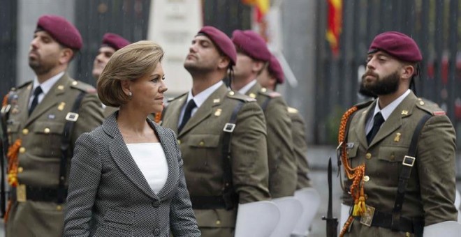 La ministra de Defensa y secretaria general del Partido Popular,Maria Dolores de Cospedal, pasa revista a las tropas que la rindieron honores durante el acto de su toma de posesión hoy en la sede del ministerio. EFE/Paco Campos