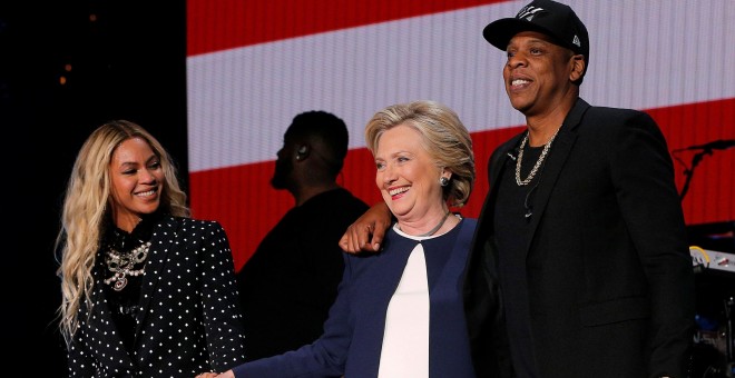 Hilary Clinton junto a Beyoncé y a Jay Z en un mitín en Cleveland. /REUTERS