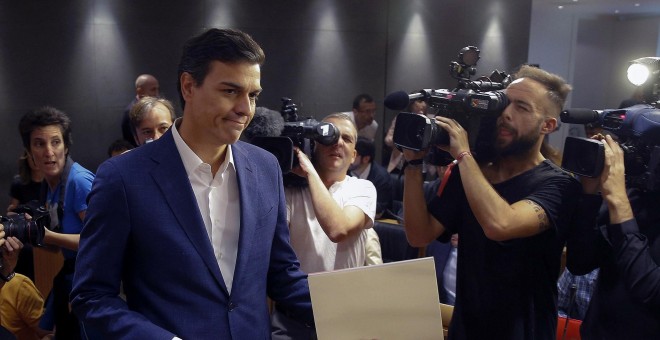 El ex secretario general del PSOE Pedro Sánchez, antes de su comparecencia en el Congreso de los Diputados. / EFE