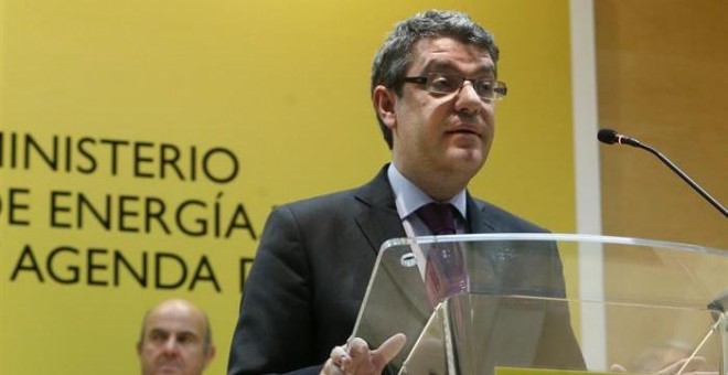 El nuevo ministro de Energía, Turismo y Agenda Digital, Álvaro Nadal, durante su discurso tras recibir la cartera de manos de su antecesor en estas funciones, el ministro Luis de Guindos. /EFE