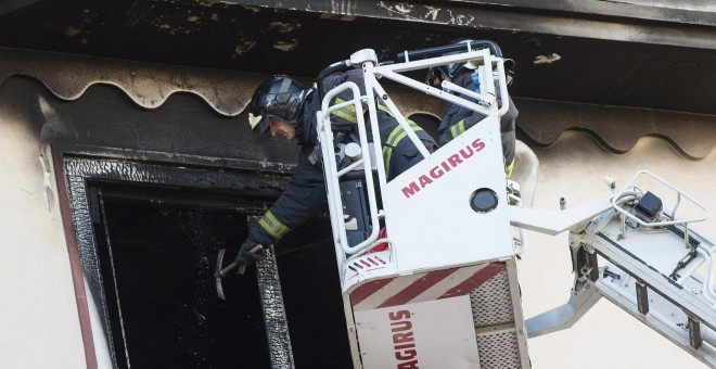 Los bomberos de Zaragoza intervienen en el importante incendio. EFE