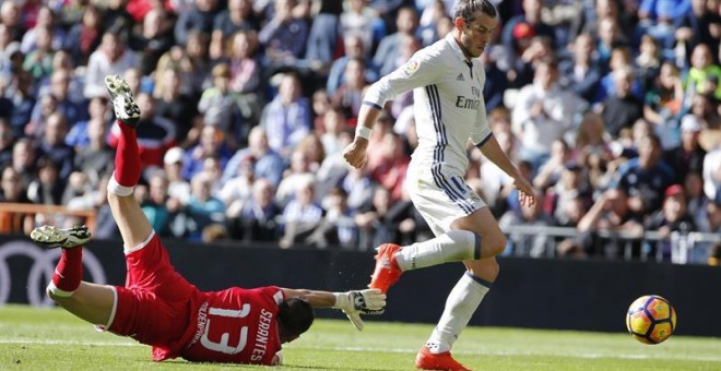 El jugador galés del Real Madrid Gareth Bale supera al portero del Leganés Serantes. /EFE