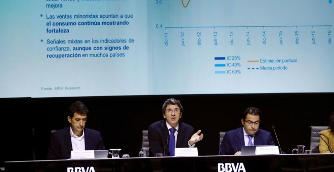 El economista jefe del BBVA, Jorge Sicilia (c), junto al economista jefe para España, Miguel Cardoso (d), y el responsable de análisis, Rafael Domenech (i), durante la presentación del informe del BBVA Research con sus previsiones actualizadas para la eco