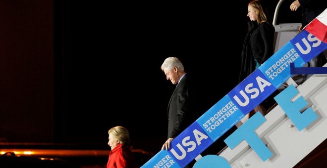 Clinton desciende del avión de campaña acompañada de su marido y su hija en Morrisville. REUTERS