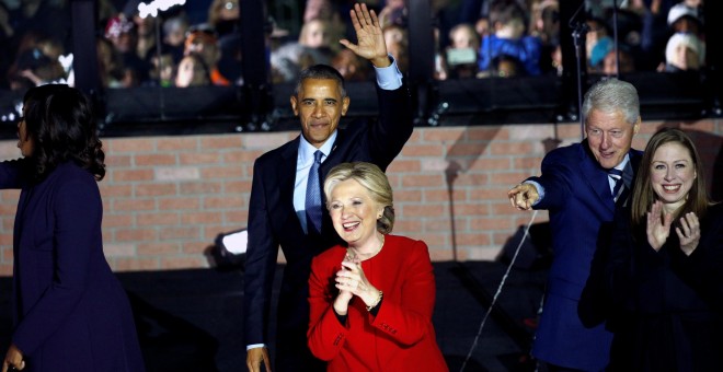 La candidata demócrata, Hillary Clinton, junto al presidente Barack Obama, la primera dama, Michelle Obama, su marido Bill y su hija Chelsea. - REUTERS