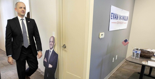 Evan McMullin, exagente de la CIA, lanzó su candidatura como conservador independiente. - REUTERS