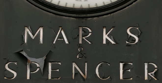 El logo de Marks & Spencer en el exterior de una tienda en Londres. REUTERS/Stefan Wermuth