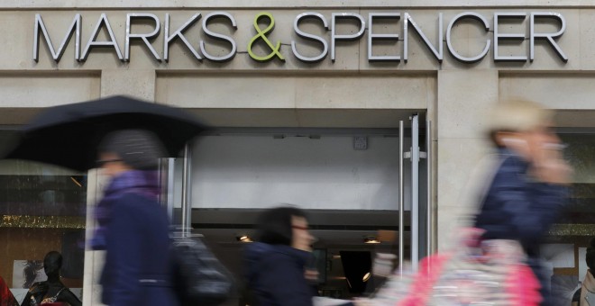 Varios peatones pasan por delante de la tienda de Marks & Spencer en los Campos Elíseos de París. REUTERS/Philippe Wojazer