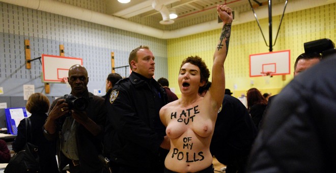 Dos activistas de Femen protestan en el colegio electoral de Trump. / REUTERS