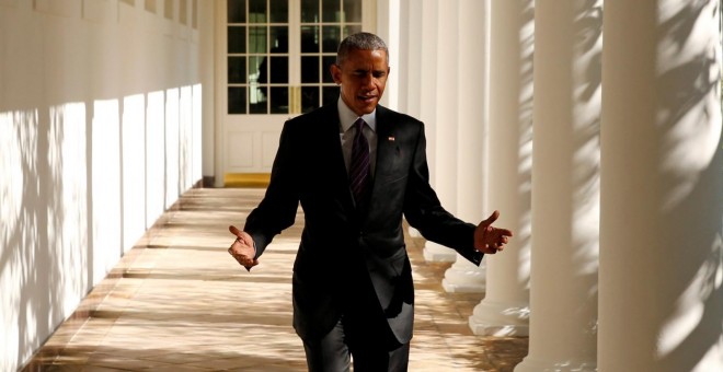 Barack Obama camina por el paseo de columnas en el Despacho Oval de la Casa Blanca. /REUTERS