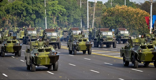 Carros blindados en un desfile militar en La Habana, en 2011.- ADALBERTO ROQUE (AFP)