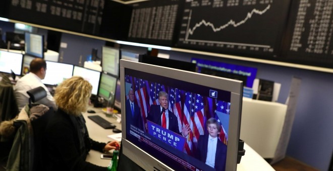 Operadores de la bolsa alemana en Frácfort , con una pantalla de tv viendo el discurso del presidente electo de EEUU Donald Trump. REUTERS/Kai Pfaffenbach