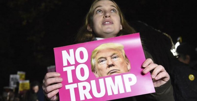 Protesta contra de la elección de Donald Trump frente a la embajada estadounidense en Londres. / EFE