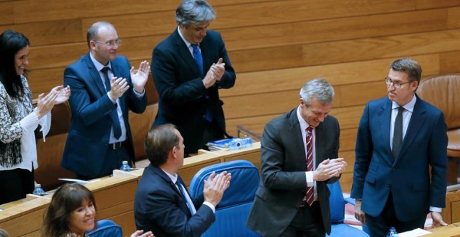 El presidente de la Xunta Alberto Núñez Feijóo (d) recibe el aplauso de su grupo tras su intervención en la segunda sesión del debate de su investidura, hoy en el Parlamento de Galicia, en Santiago de Compostela. EFE/Lavandeira jr