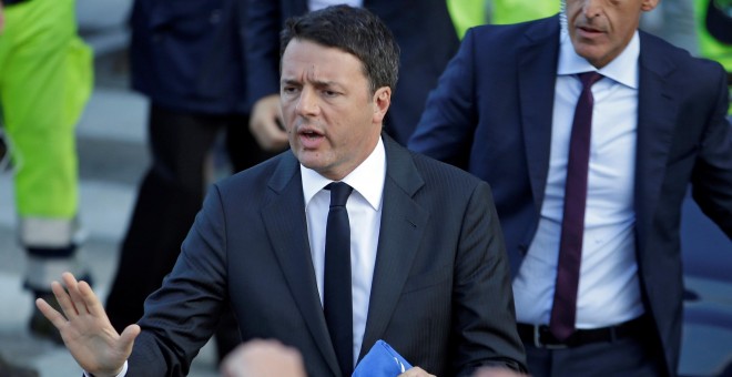 Renzi se enfrenta a la crisis del banco Monte dei Paschi di Siena y al auge del sentimiento antieuropeo del Movimiento Cinco Estrellas / REUTERS