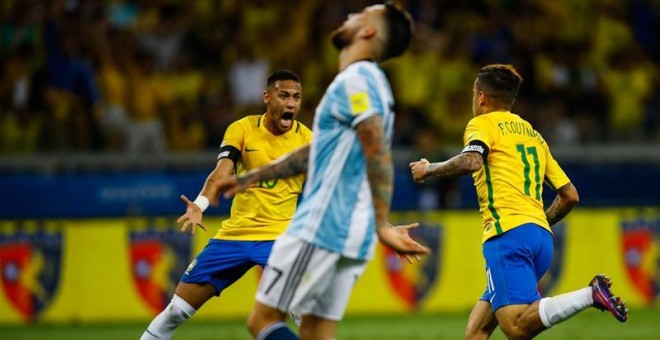 Coutinho celebra con Neymar uno de los goles de Brasil ante Argentina. /EFE