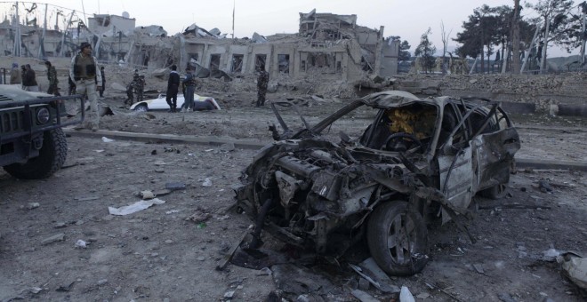 Las Fuerzas de Seguridad investigan la explosión cercana al Consulado alemán en  Mazar-i-Sharif, Afganistan. / REUTERS