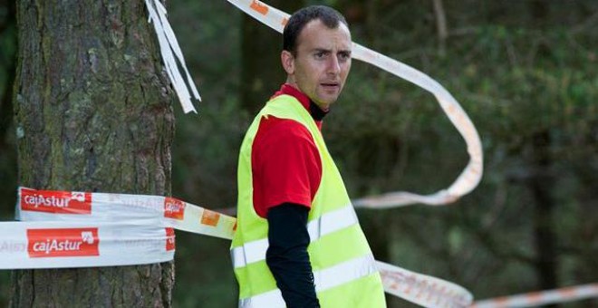 José Luis Capitán vigilando el normal transcurso de una carrera de cross.