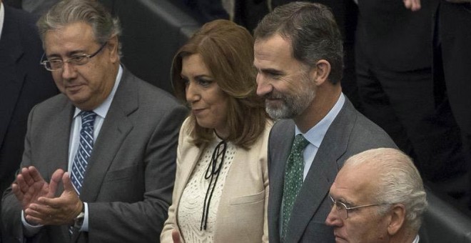 El rey junto a Susana Díaz y Juan Ignacio Zoido, ministro del Interior, el pasado día 10 en Sevilla. |  JULIO MUÑOZ (EFE)