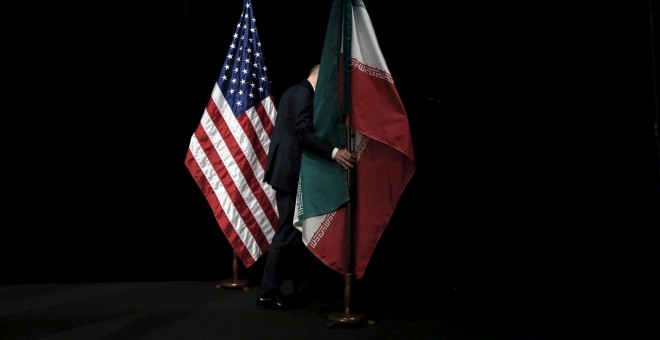 las banderas de Estados Unidos e Irán en una sala de conferencias en Viena, Austria.- REUTERS/ARCHIVO